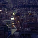 Nocna panorama Tokio z lotu ptaka z neonami i gęstą zabudową