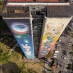 Widok z drona na kolorowe murale na wysokim budynku w Lublinie