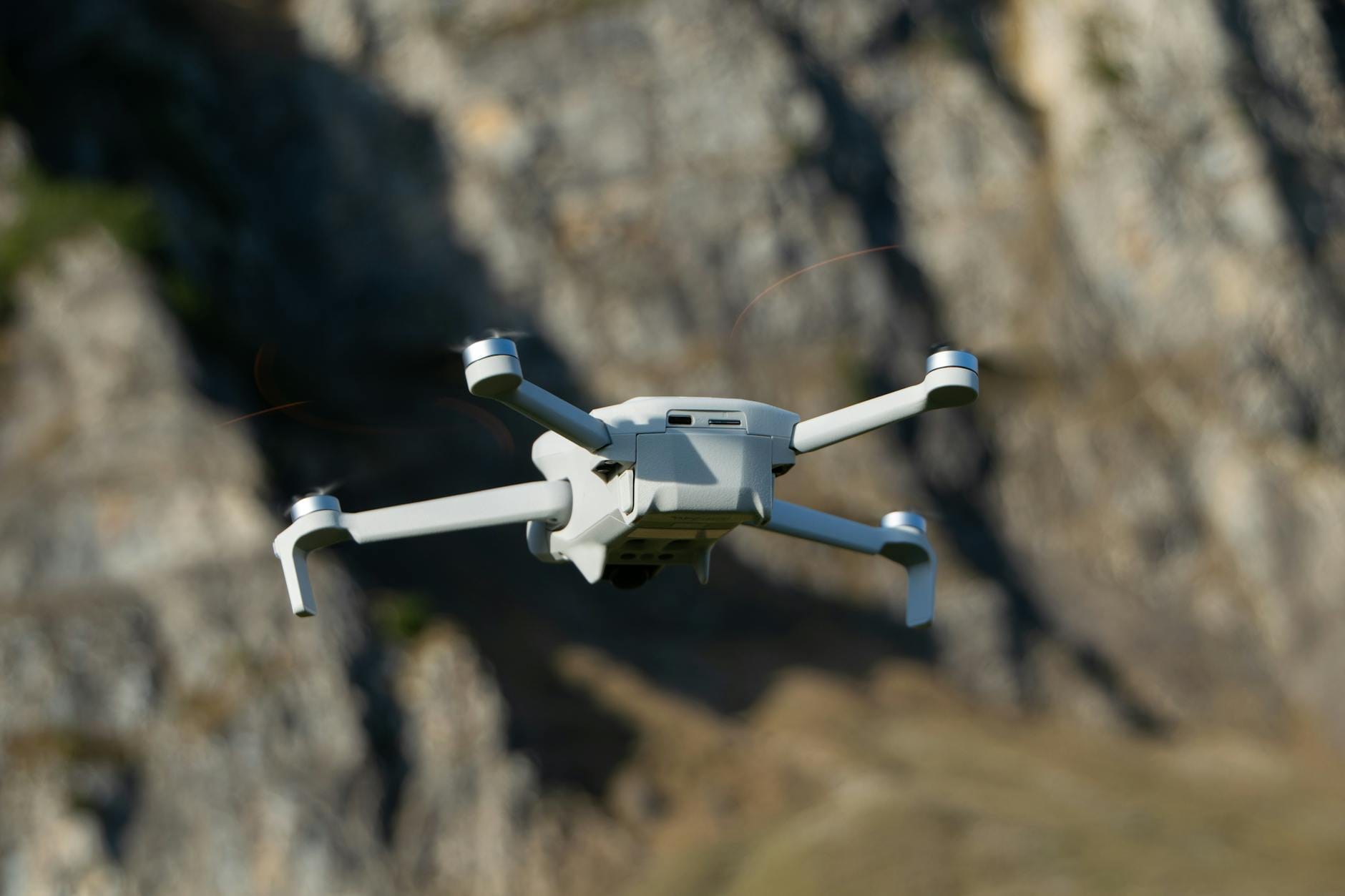 Dron lecący przed skalistymi górami w szwajcarskim Walenstadt