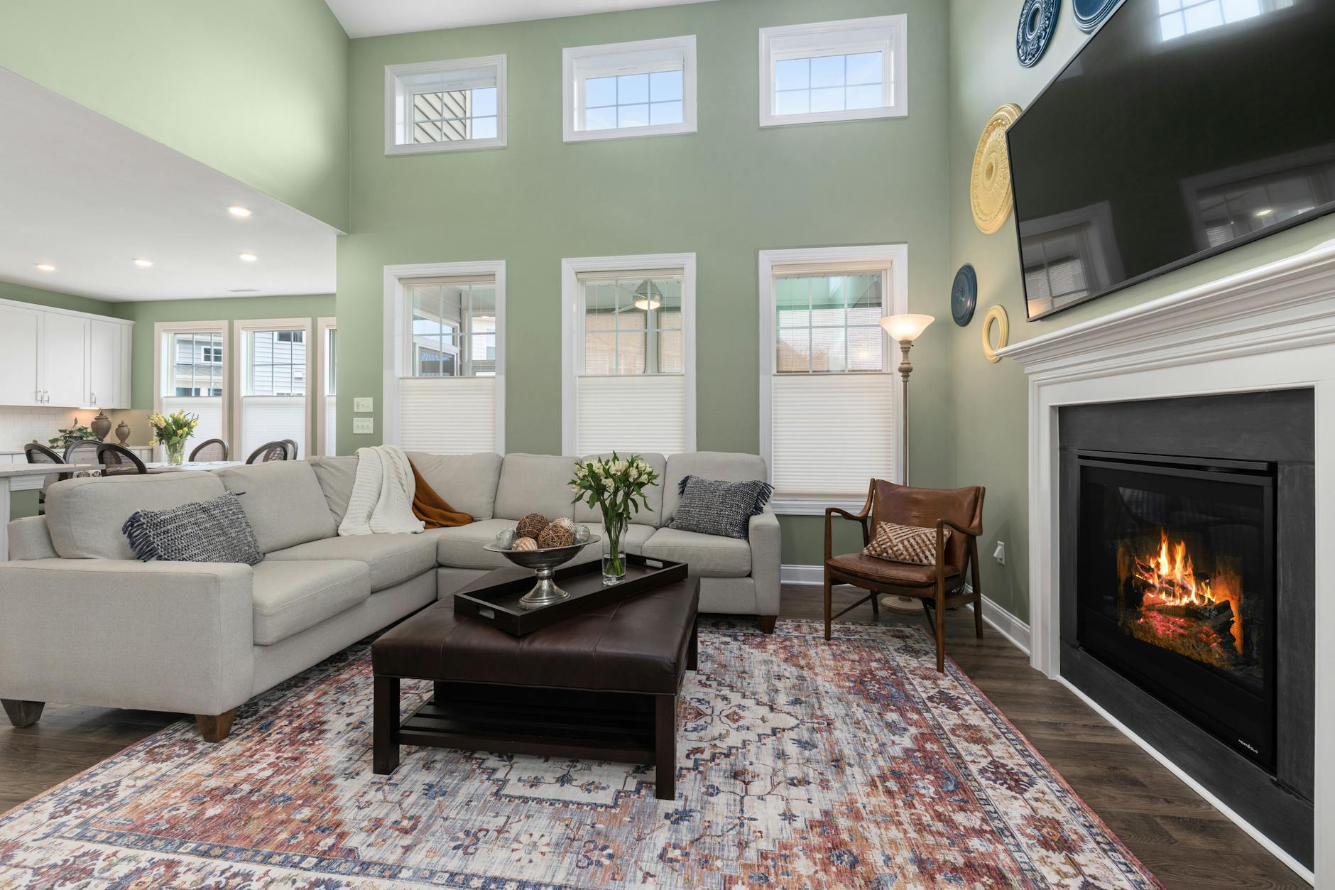 Jak wybrać idealną ścianę zieloną do mieszkania: praktyczny poradnik dla początkujących Jasny salon z narożnikiem i kominkiem, idealne miejsce na ścianę zieloną