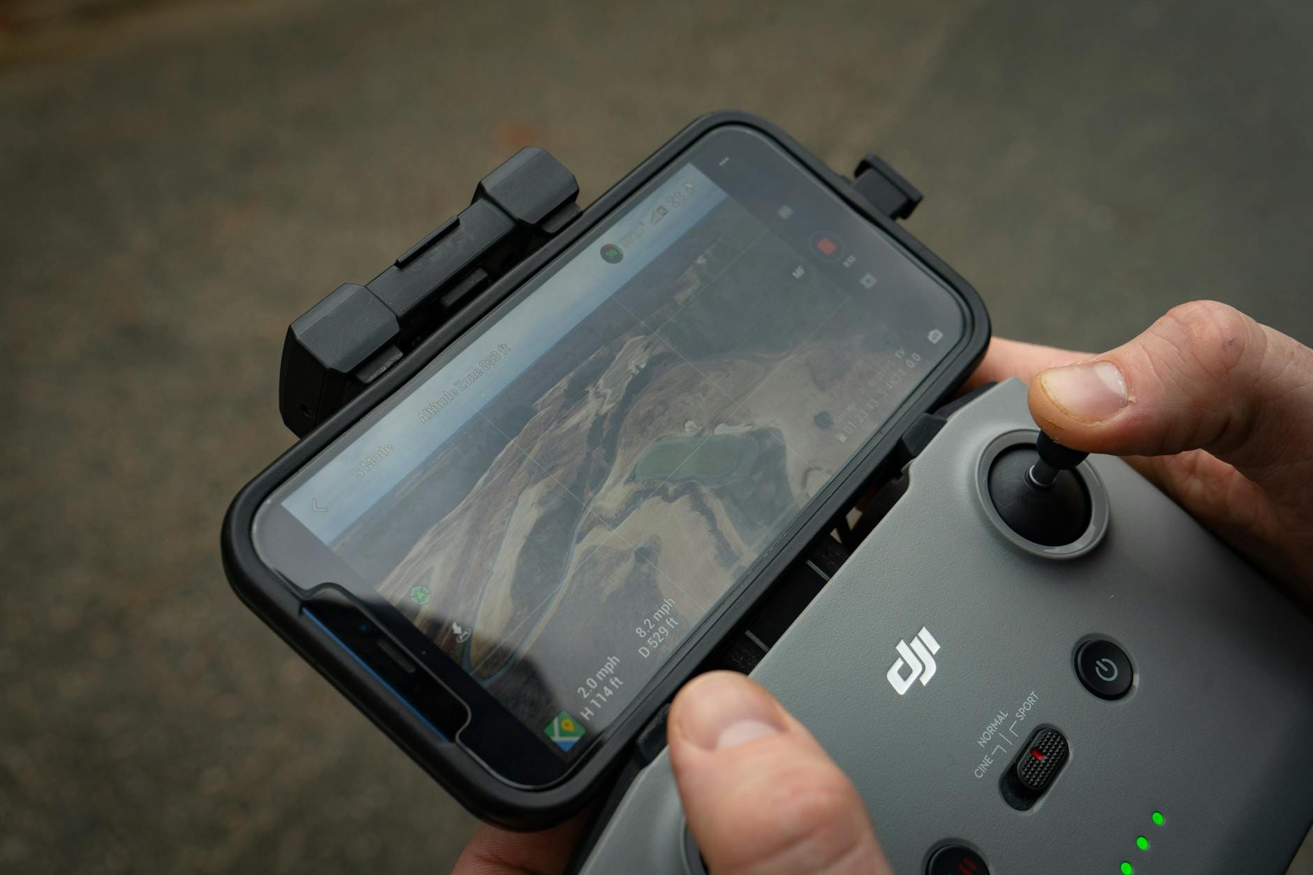 Sterowanie dronem smartfonem z podglądem lotu z góry