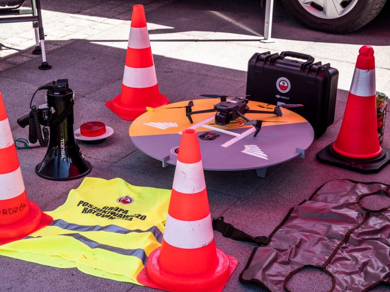 Dron, kamizelki odblaskowe i pachołki na