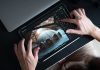 Dłonie edytujące zdjęcie architektury w aplikacji Lightroom na tablecie