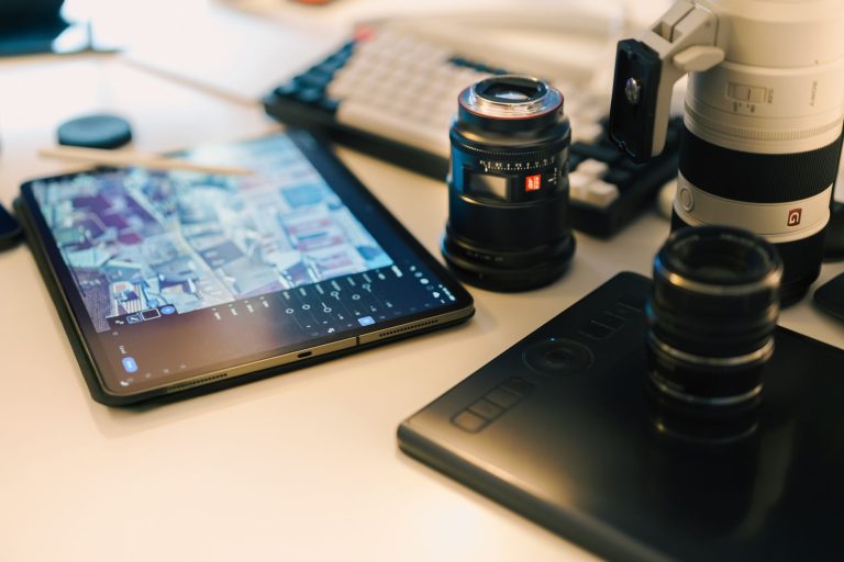 Stanowisko fotografa z obiektywami, tabletem i sprzętem do edycji zdjęć