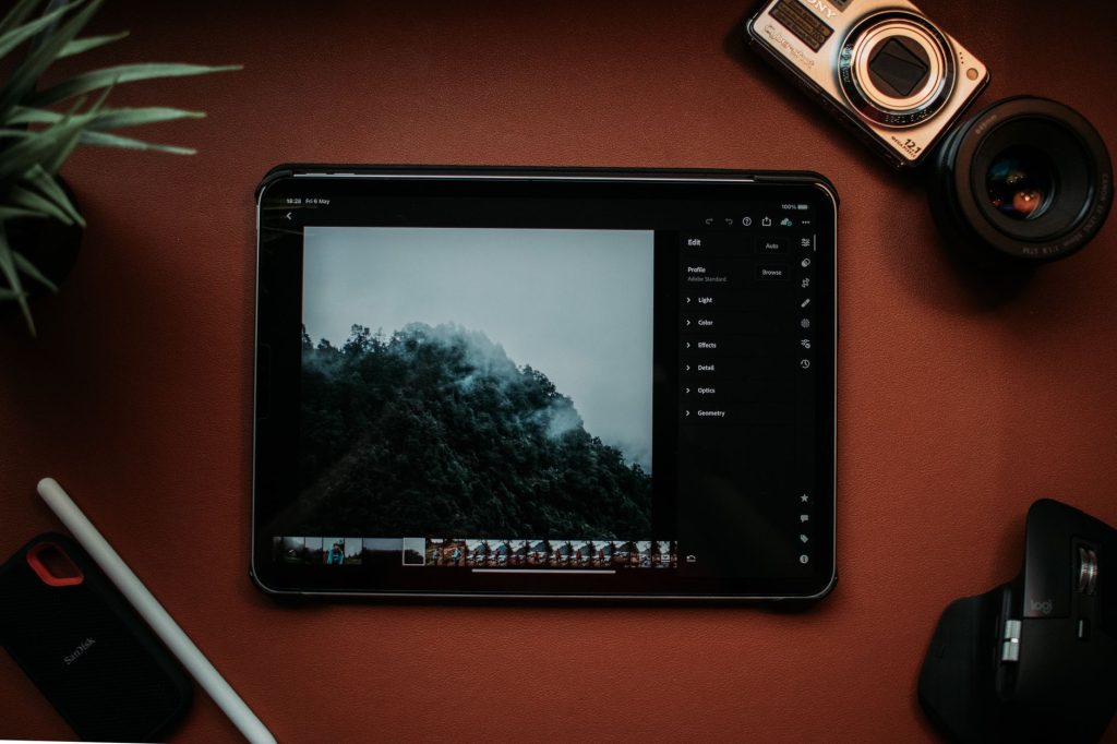 Tablet, aparat i akcesoria do edycji zdjęć na biurku