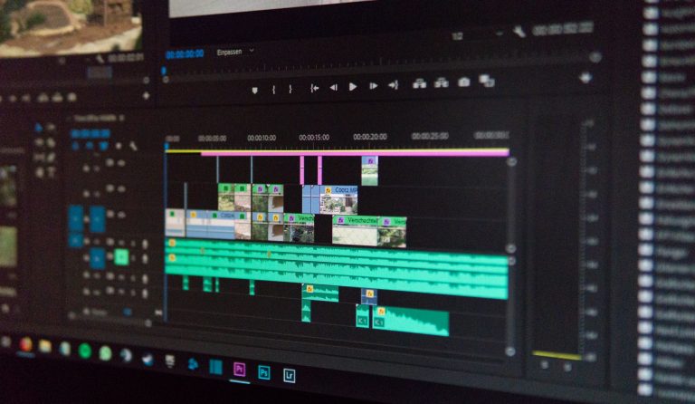 Zbliżenie na oś czasu w profesjonalnym programie do montażu wideo